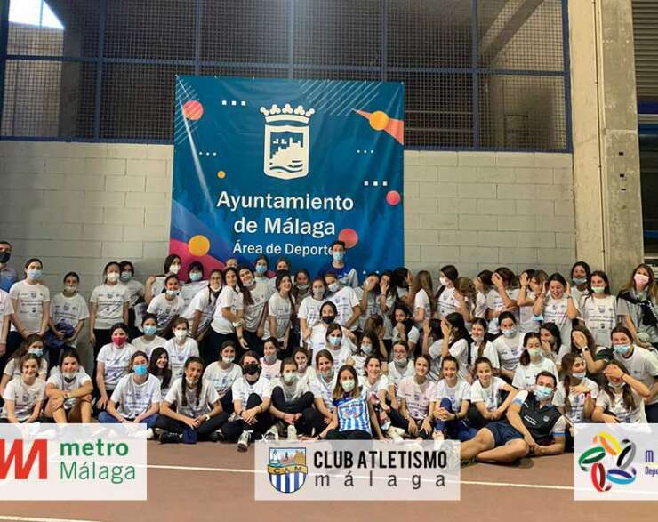 Más de 80 alumnas del colegio Sierra Blanca visitan el estadio Ciudad de Málaga